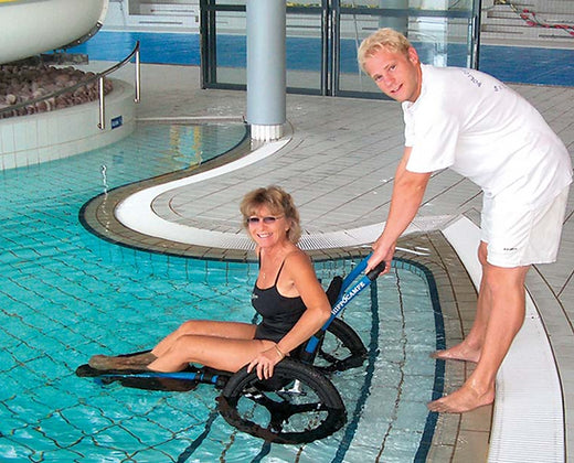 Hippocampe Swimming Pool Wheelchair, Man assisting a Woman