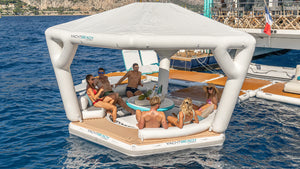 6 people relaxing on the Yachtbeach Pavilion Beachclub Setup