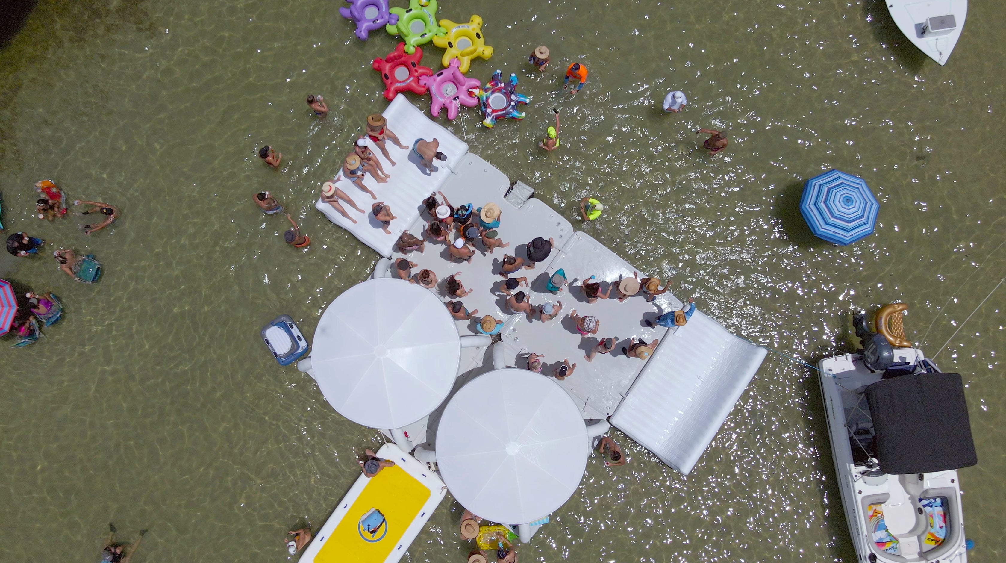 AquaBanas Pasarela Package