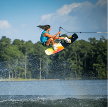 Load image into Gallery viewer, Hyperlite 2023 Cadence Wakeboard with Syn Binding Package
