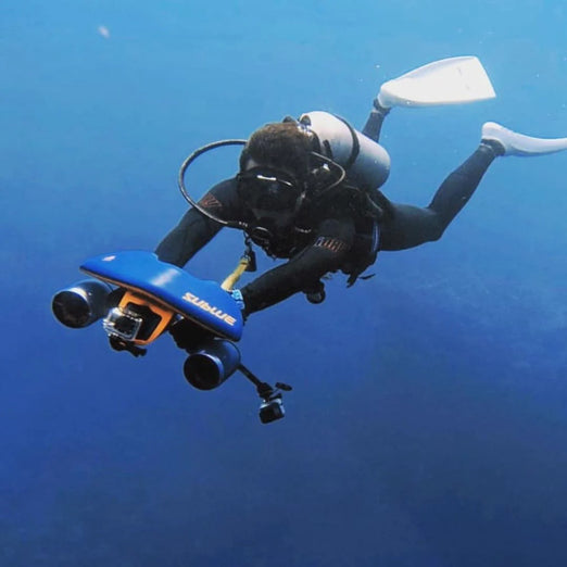 Diver with the Sublue WhiteShark Mix Underwater Scooter