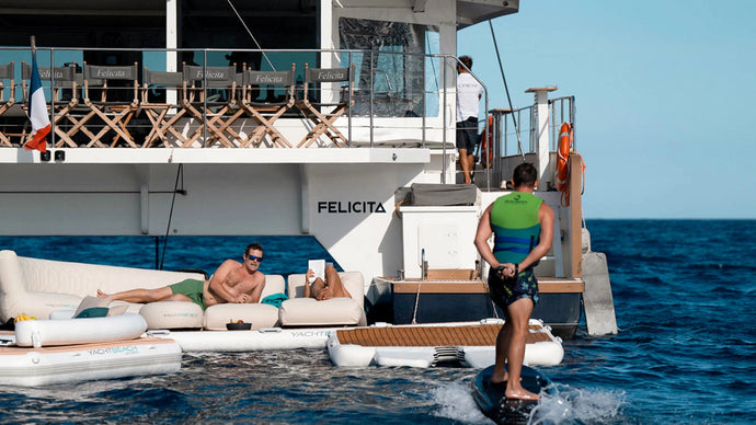 Man preparing to dock his foil into the Yachtbeach Foil Dock Basic