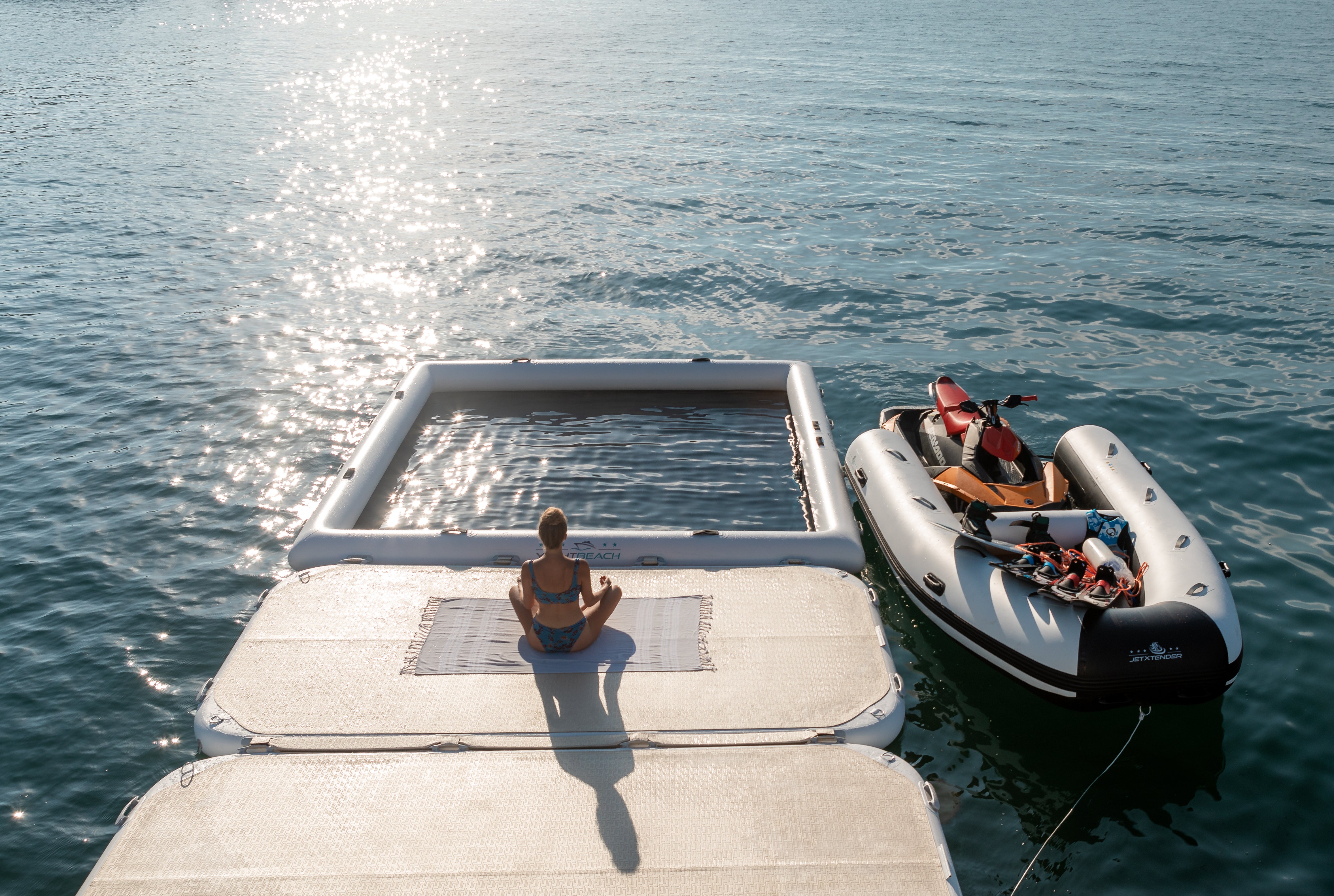 Woman having her Yoga in front of the YachtBeach Classic Pool 4.10 (13.5‘x13.5‘)