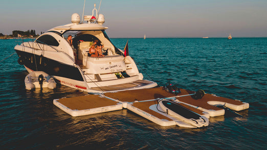 YachtBeach Foil Dock Single 2.05 connected to other YachtBeach platforms behind the yacht.